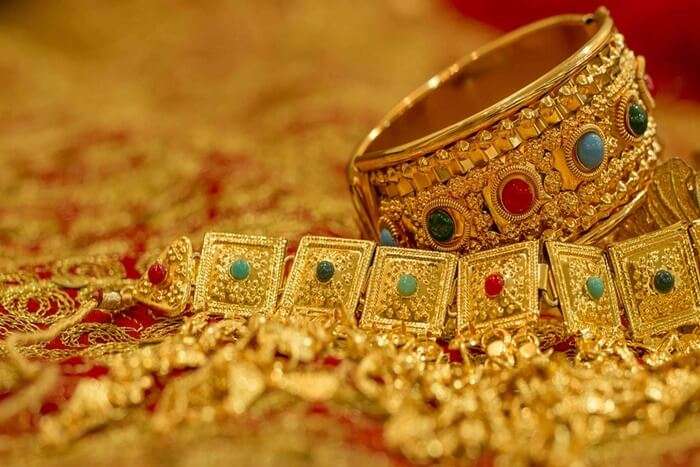 불교/힌두교 사원은 지혜를 상징하는 금장식품들이 가득 봉헌되어있었다