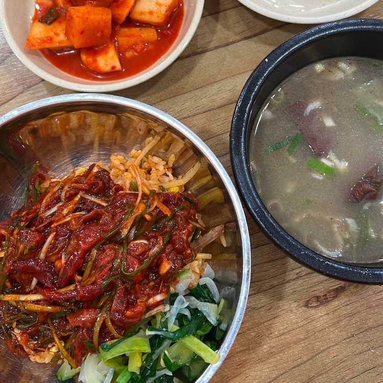 전북 익산 황동시장 택시맛객 고추장 양념 육회, 돼지 비곗살, 콩나물 등 채소 토핑 황동 육회 비빔밥 비빈밥 맛집 추천