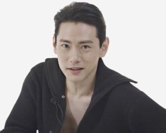 전쟁 중 유태오는 과거 결혼해 니키리와 아이를 낳았다. 37