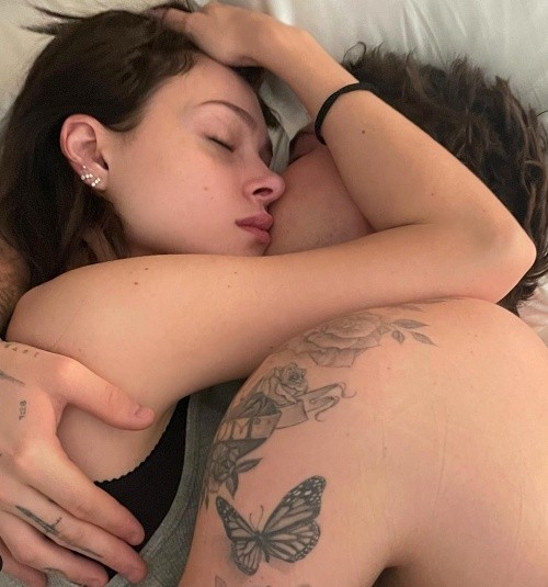  베컴︎펠츠, 침대서 이러고 잔다고? 역대급 '관종 부부' [사진]