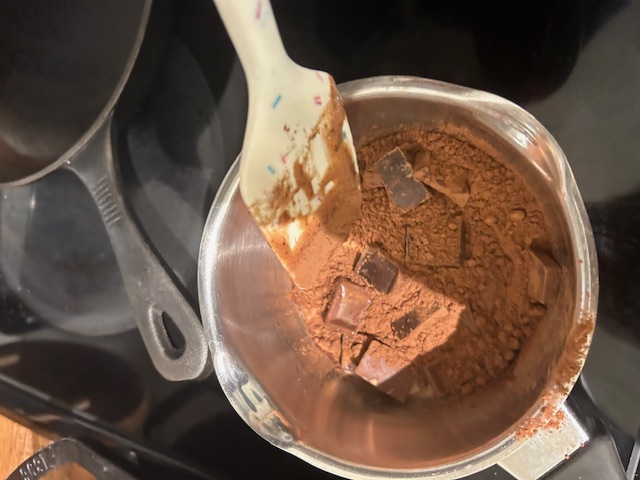 초콜릿을 녹여주는 모습