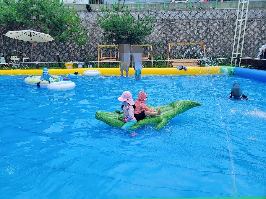 어린이-친구들과-수영장에서-놀고있는-6살-조카