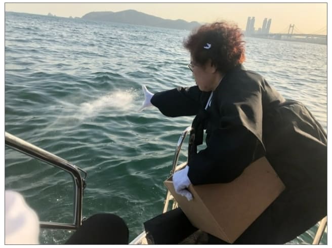  [한국 장례 문화의 변화] 이름만 기억해다오...유골 뿌리는 ‘산분장(散粉葬)’ 부상