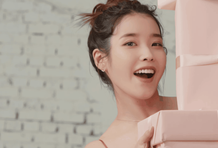  제이에스티나X아이유 홀리데이 캠페인 움짤.gif