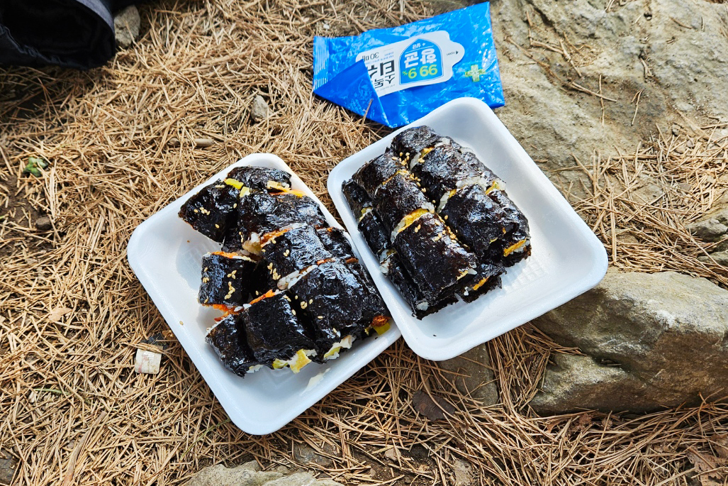 청계산 정상에서 먹는 김밥 안주
