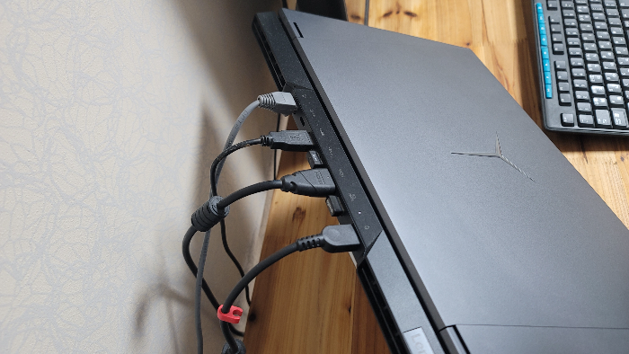 거치대에 노트북을 올렸을때 후면으로 나오는 케이블(전원, 인터넷, HDMI, 프린드 드라이버선)의 사진입니다.