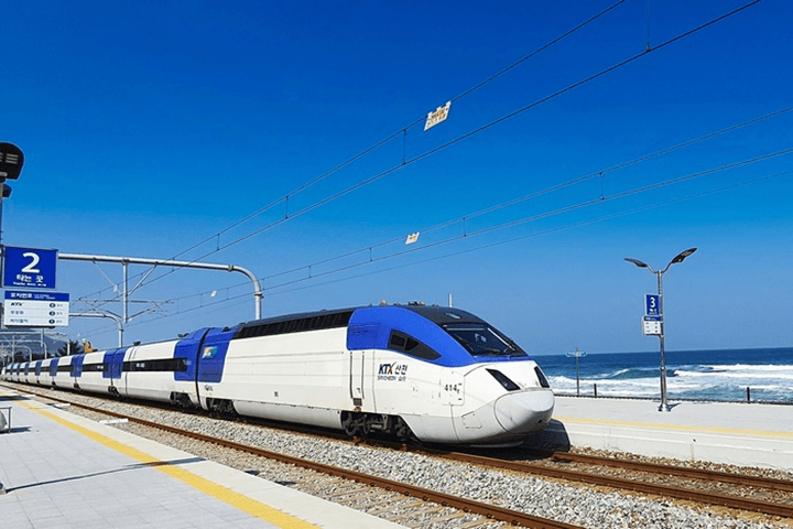 설 연휴 승차권 KTX 예매 기간을 안내하는 KTX 열차 예시 사진