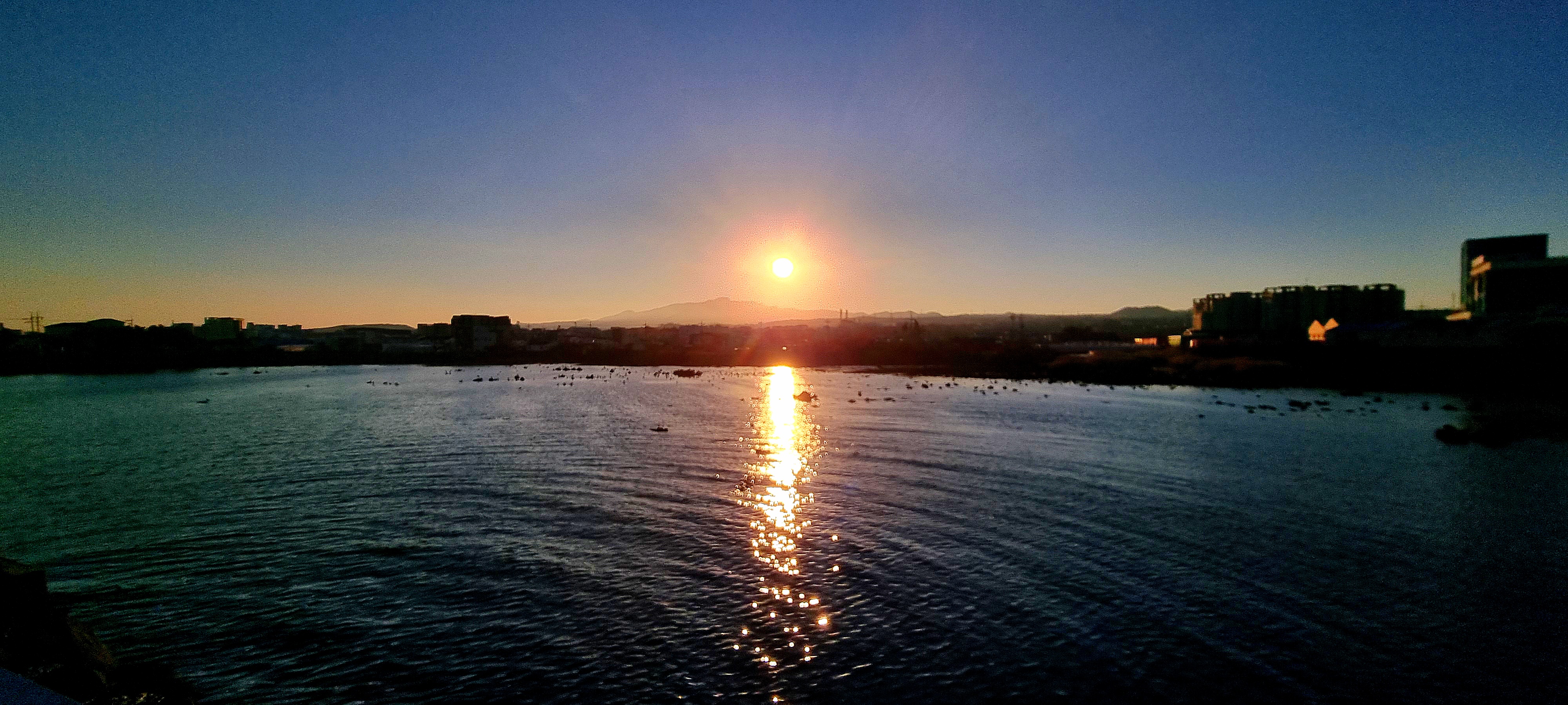 근처 한림항 방파제에서 본 한라산 쪽 일출 모습.