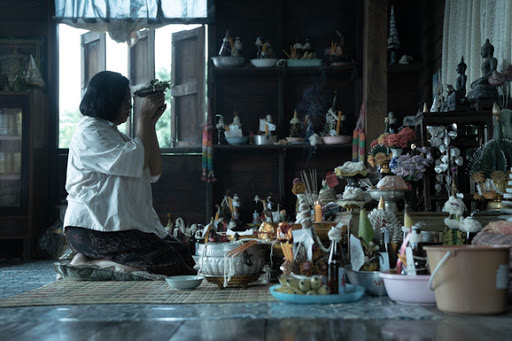 바얀신에게 기도를 올리는 '님'의 모습