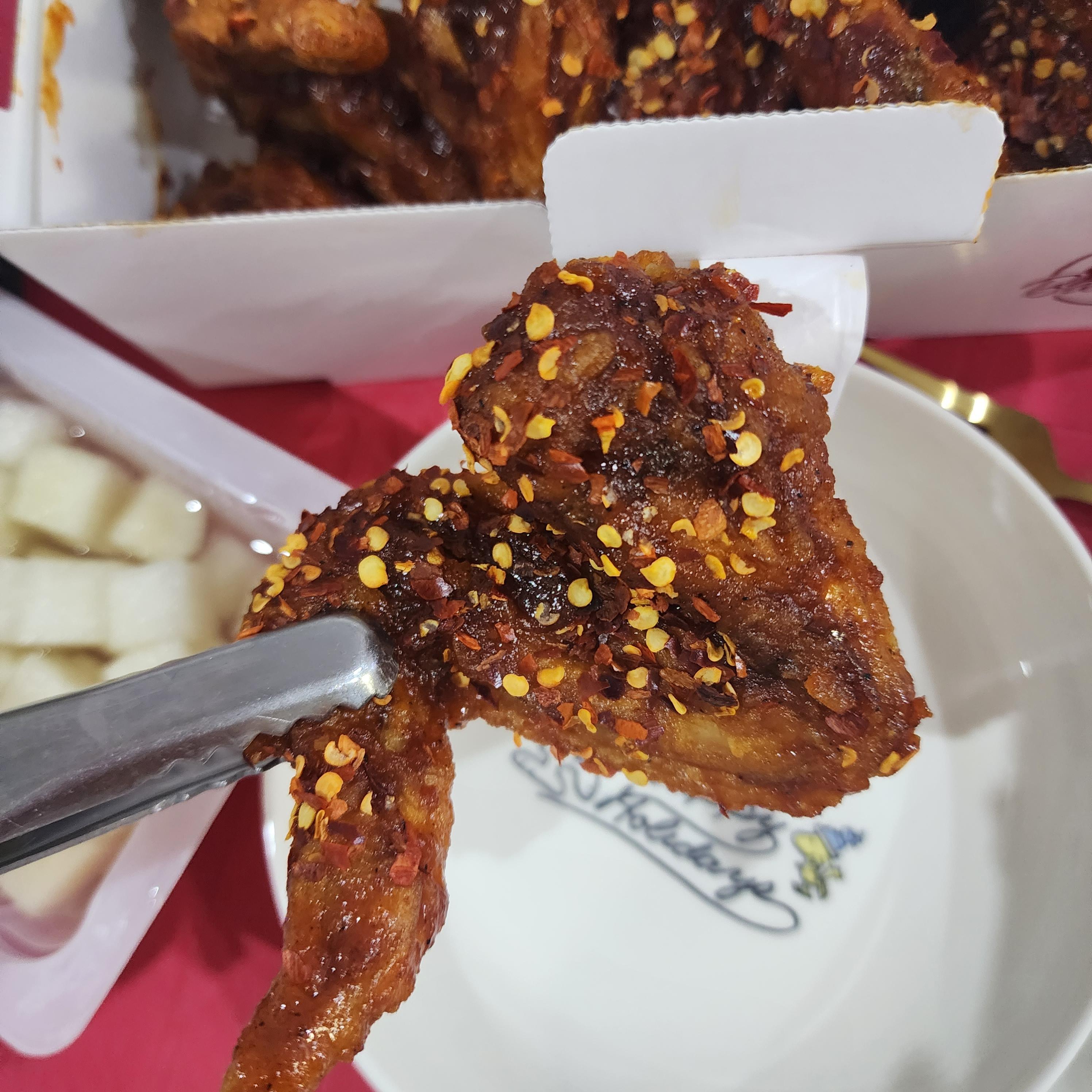 교촌치킨방콕점보윙을 먹어봤습니다. 6