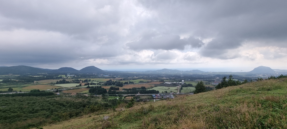 저멀리 산방산과 군산오름이 희미하게 보입니다.