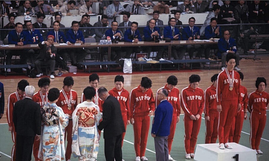 1964년-도쿄올림픽-여자배구-일본-우승-시상식-장면