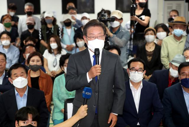 대대적 반격 나선 친명 친문, 선거 전 ‘이재명 죽이기’ 기획 처럼회 민형배, 친문 직격 피 흘리는 동지 상처에 소금 뿌리냐 강경파도 이재명 엄호 정청래 이재명 흔들지 말라