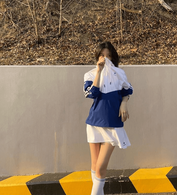  문가영 아노락&스커트 패션 _ 르꼬끄 스포르티브 배색 아노락 자켓&플리츠 스커트 (문가영 인스타그램)