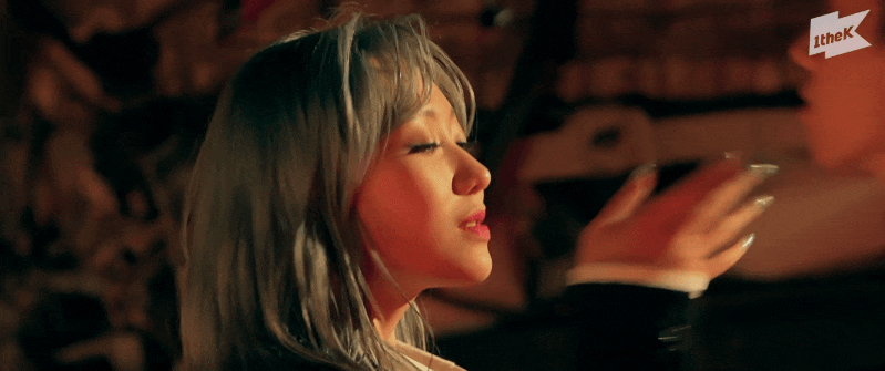  [러블리즈 류수정] 1theK 수트댄스 움짤 : Tiger Eyes (Lovelyz Sujeong Gif : Suit Dance gif)
