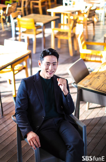 전쟁 중 유태오는 과거 결혼해 니키리와 아이를 낳았다. 23