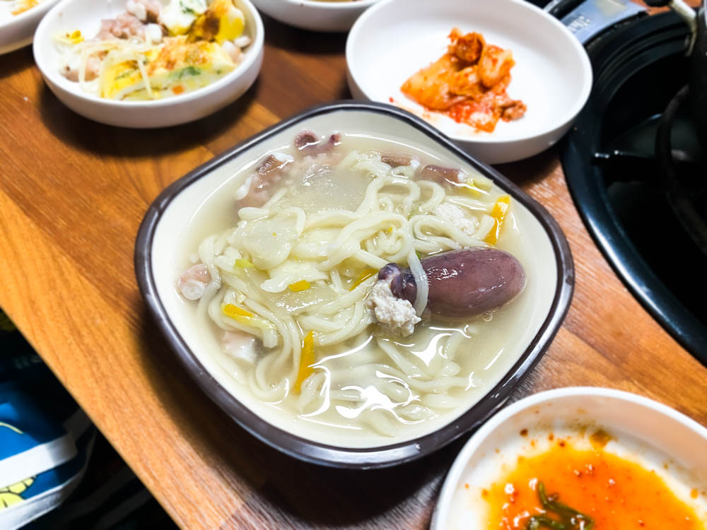 칼국수 품은 낙지