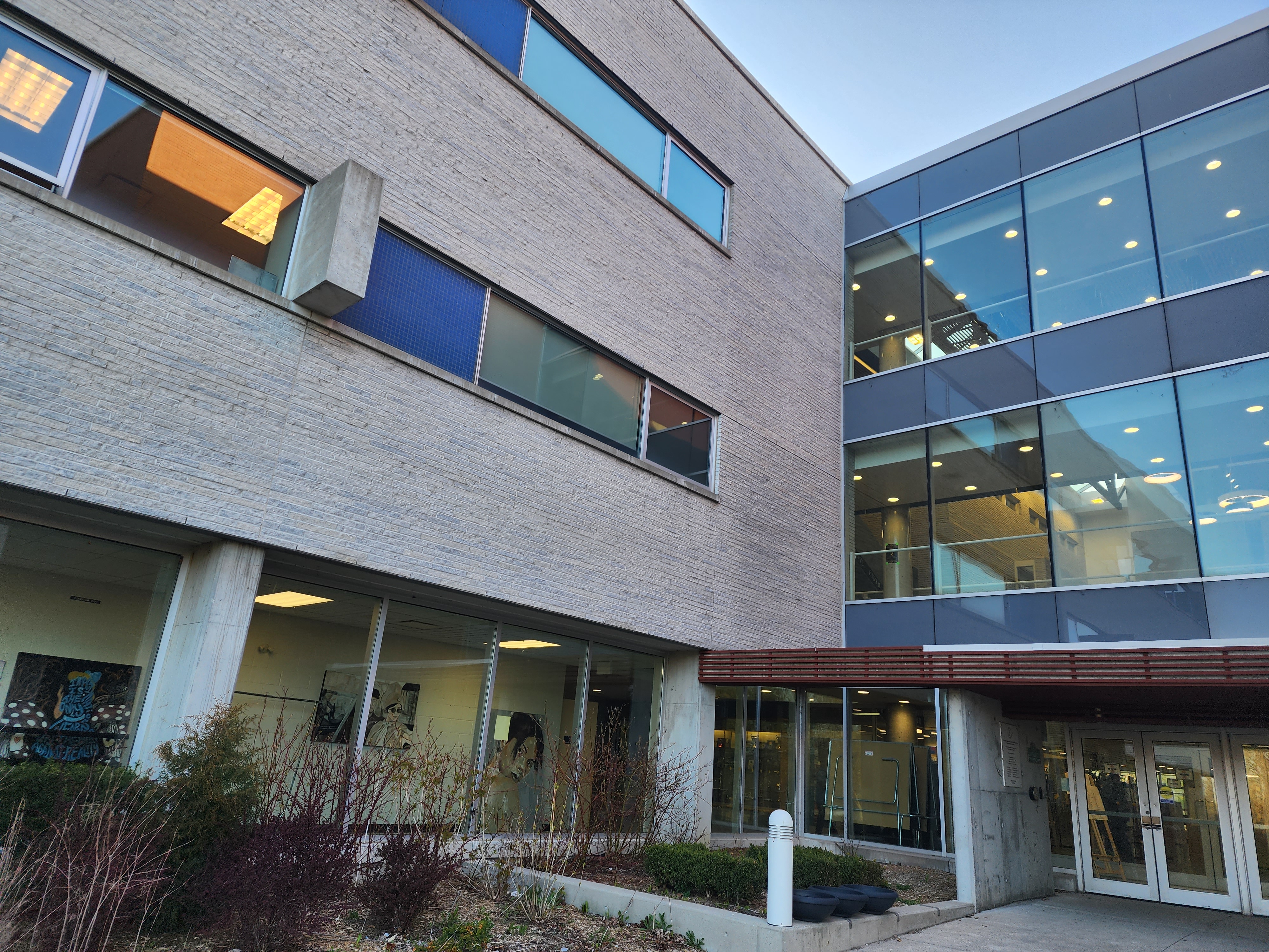  Father John Redmond Catholic Secondary School and Regional Arts Centre (파더 존 레드몬드 카톨릭 스쿨)