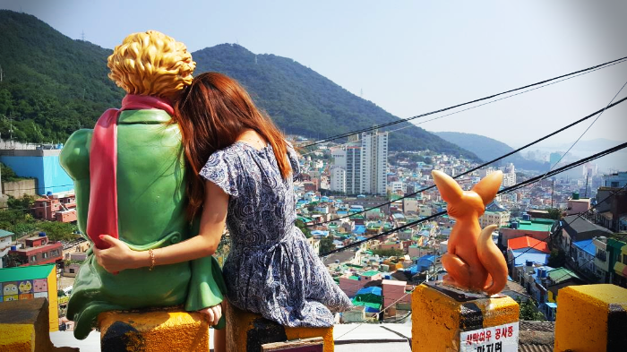  부산 감천문화마을 골목의 작품들