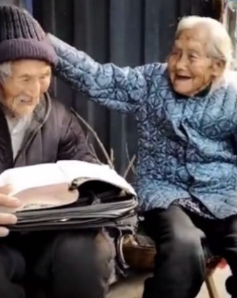 "여보 지금도 변함없이 사랑하오" 기념일 잊지 않고 '82년째' 할머니에게 꽃다발 챙겨주는 사랑꾼 할아버지
