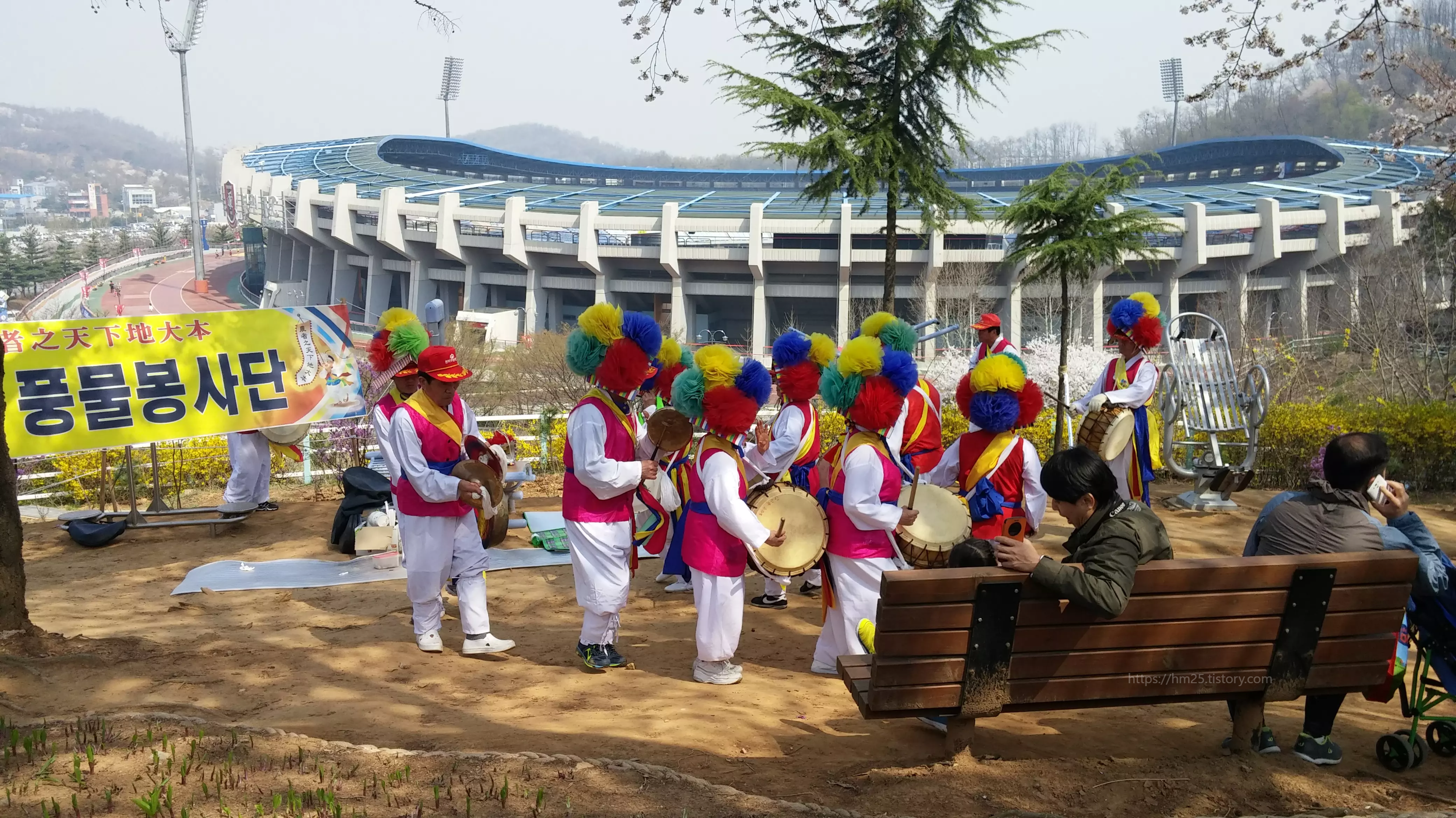 2015년_진달래꽃_축제에서_촬영한_풍물봉사단의_모습