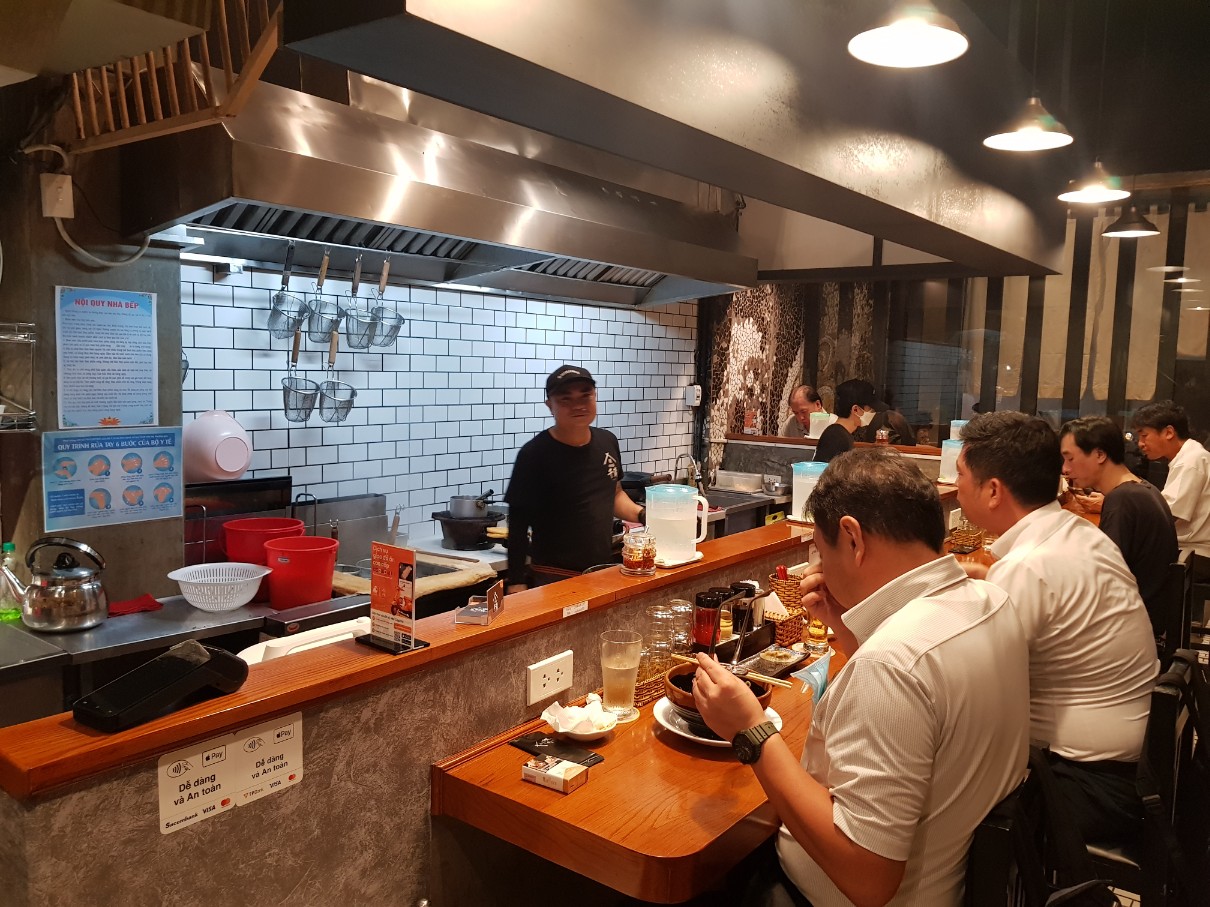 호치민 1군 레탄톤 일본인 거리 라멘 맛집 Miso Chikura Saigon - 식당 분위기