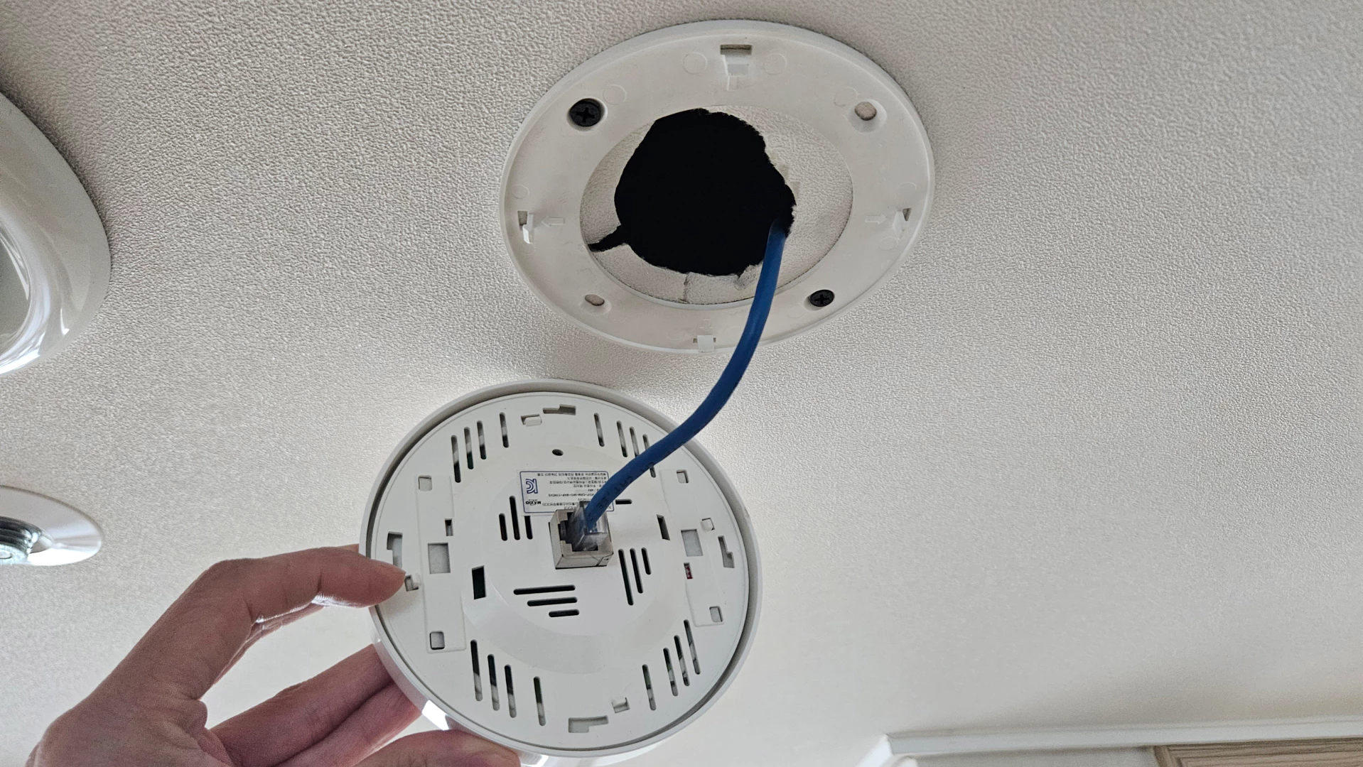 신축 아파트 천장 공유기, 왜 이렇게 느릴까? 해결책은? 천장형 무선 공유기(무선AP) 교체 방법 2 img