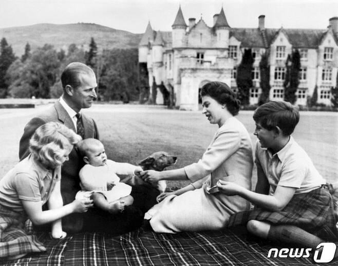 엘리자베스 2세 영국 여왕이 즉위 9년차이던 1960년 9월 9일 남편 에든버러 공작과 세 자녀 찰스 왕세자, 앤 공주, 앤드류 왕세자와 함께 애버딘셔 밸모럴궁에서 시간을 보내는 모습.