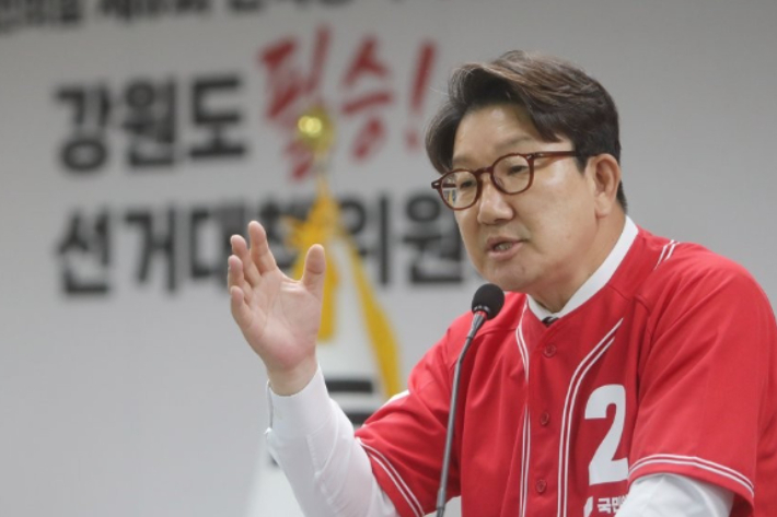  국민의힘 민영화 논란 계획 없다 선긋기 정부, 인천공항 지분 매각 의향 그렇다 논란 점화 권성동 尹 정부 국민 생활 관련된 민영화 계획 전혀 없어 민주당 정권 발목 잡기 중 비판