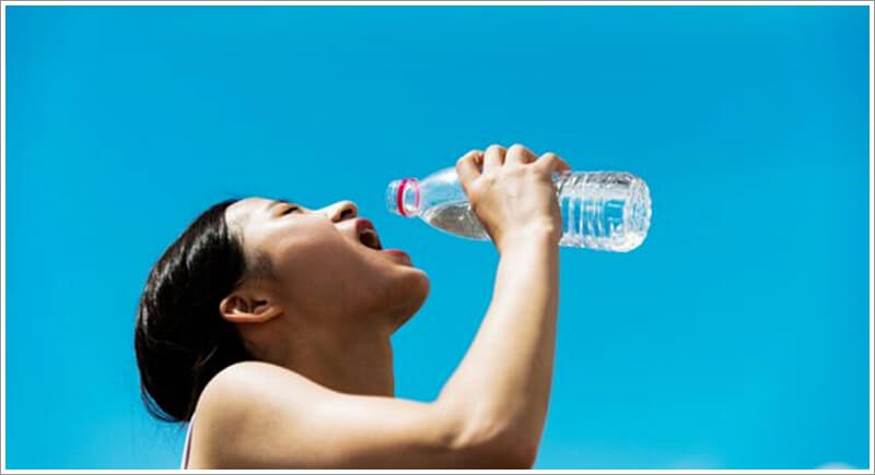 수분 부족해서 물을 마시고 있는 여성