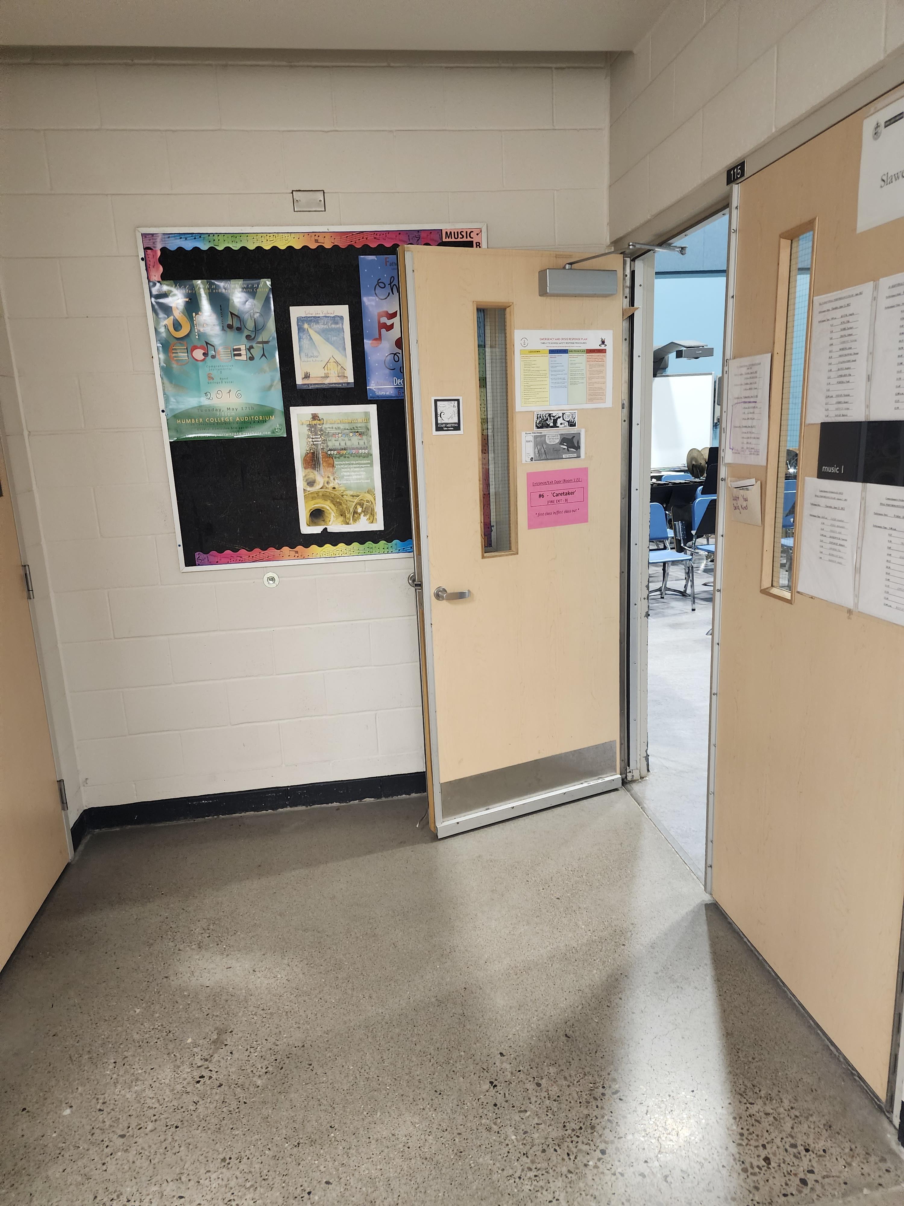 Father John Redmond Catholic Secondary School and Regional Arts Centre (파더 존 레드몬드 카톨릭 스쿨)