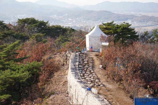 성곽 보수 작업자 쉼터&#44; 하얀 탠트