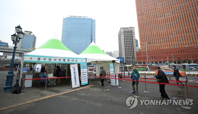  거리두기-5인이상 모임금지 유지