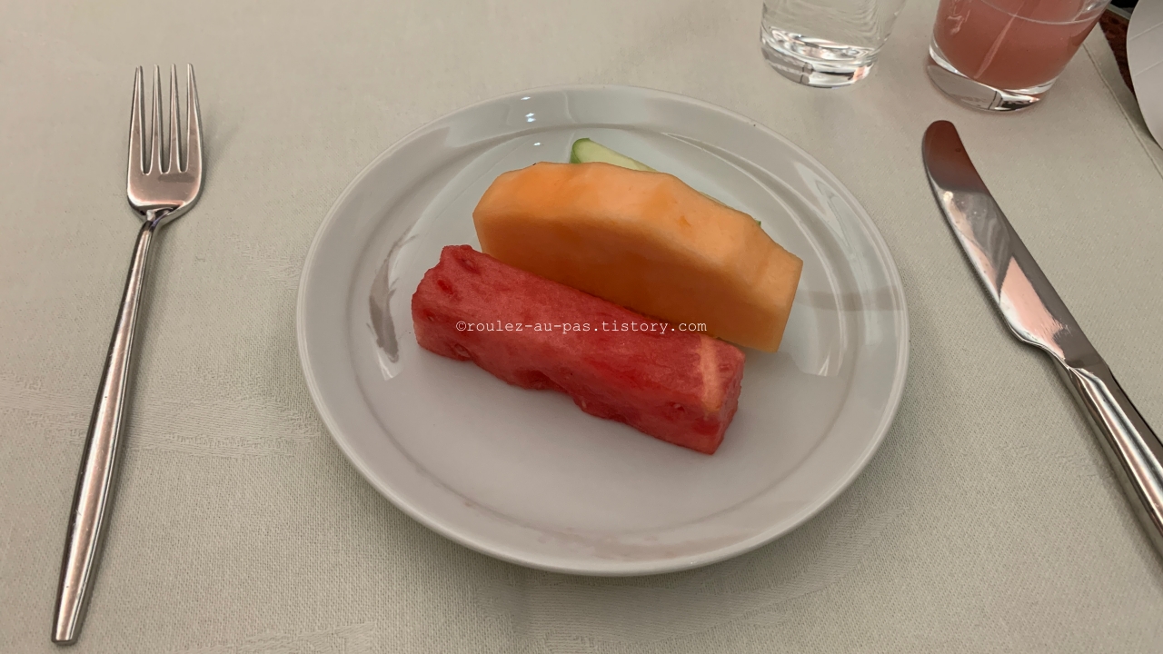 KOREAN AIR-VANCOUVER-INCHEON-BUSINESS-SECOND MEAL-FRUIT
