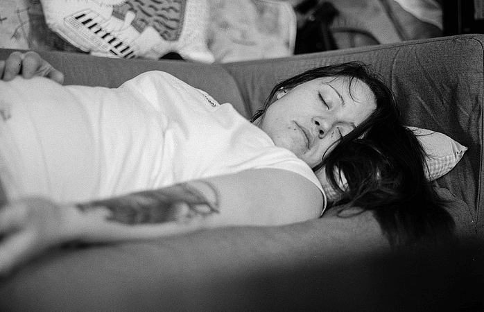 소파에 누워서 자고 있는 여자