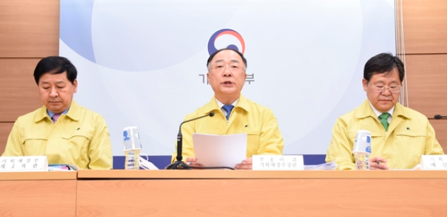  코로나 19 극복을 위한 "정부 11조 7천억원 추경" "기초 수급자와 아동수당 대상자에 상품권 2조원 지급 계획" "정세균 국무총리 발언"