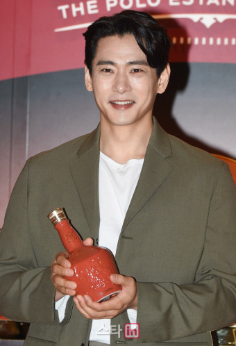 전쟁 중 유태오는 과거 결혼해 니키리와 아이를 낳았다. 42