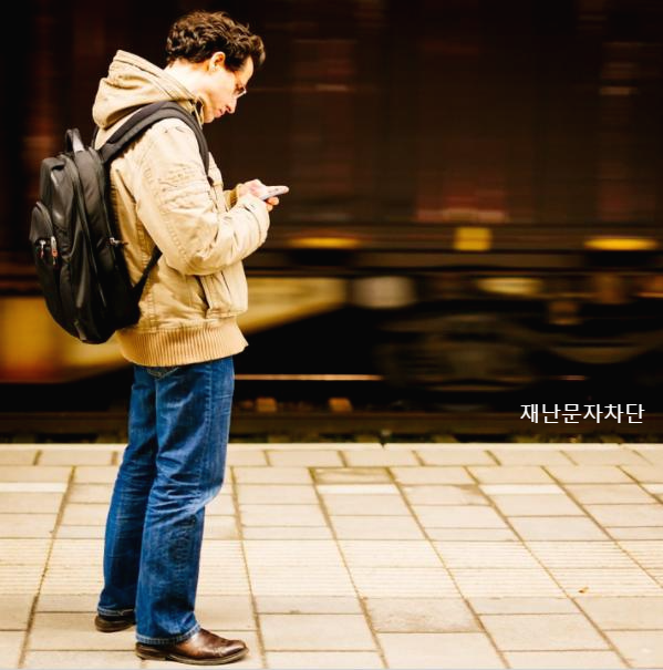 지하철역에-서서-스마트폰보는-책가방메고있는-남자
