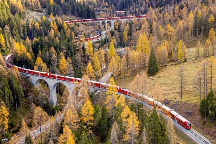 세계에서 가장 긴 여객 열차 기록 경신...무려 2km에 100량 VIDEO: Swiss claim record for world’s longest passenger train with Alpine trip