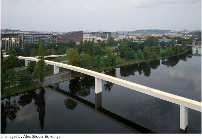 프라하의 블타바 강을 가로지르는 매끈한 콘크리트 보행자 다리 Sleek concrete pedestrian bridge spans the vltava river in prague