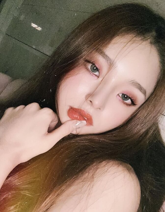 손가락을-입술에데고있는-긴머리여성의모습