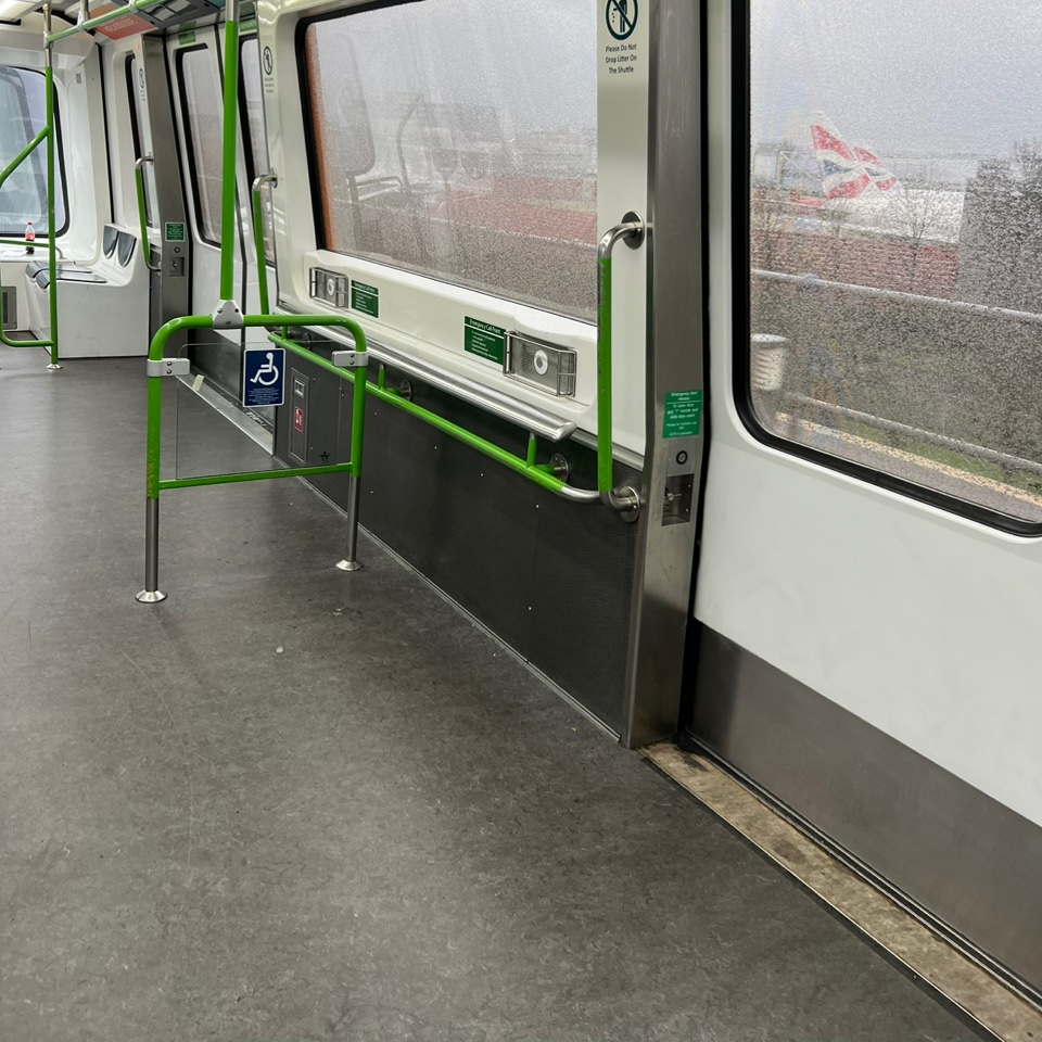 트램 안에는 아무도 없다. 초록색 손잡이와 밖에는 비가 내리고 있다