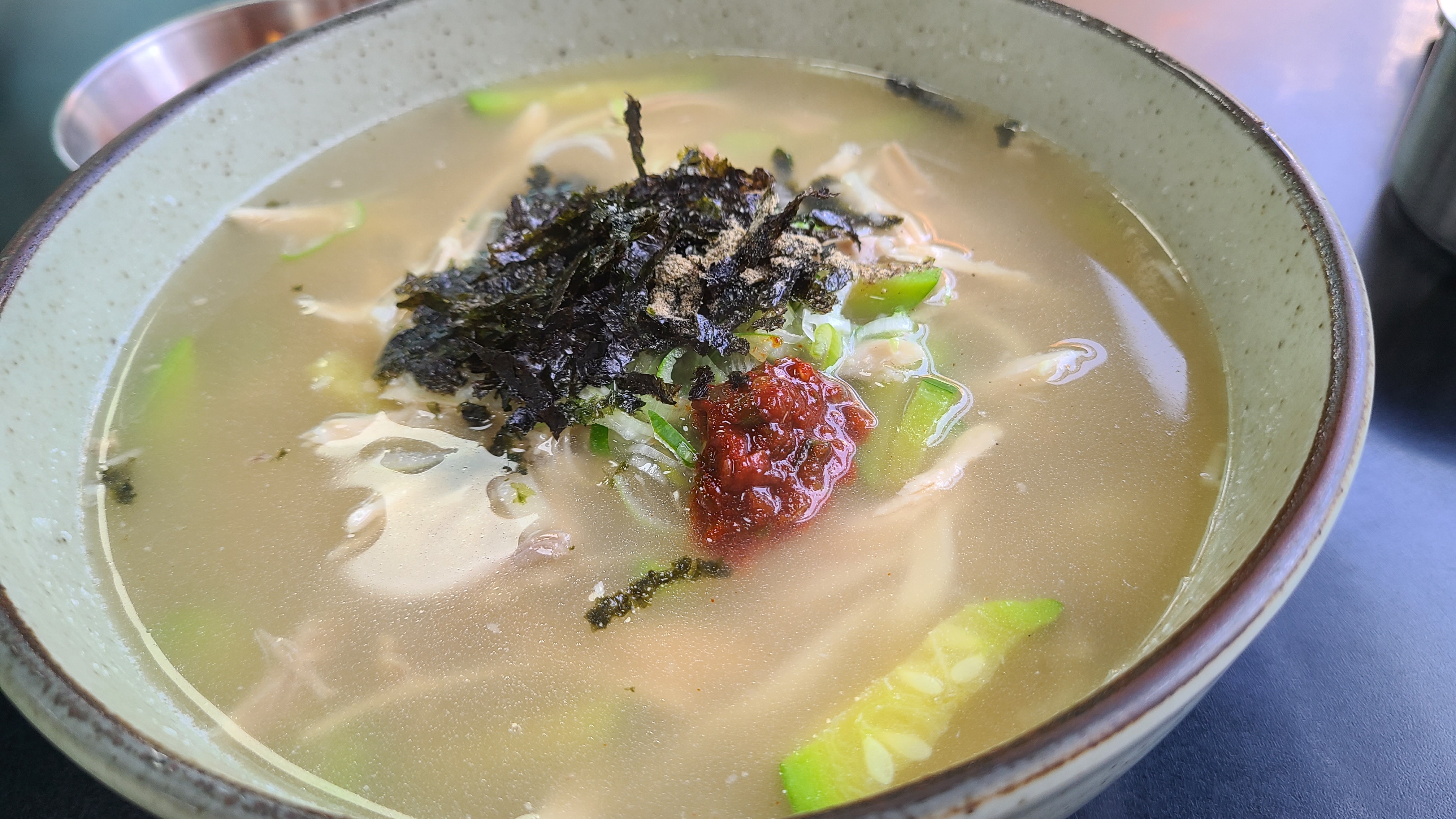  홍대 다락투 닭칼국수