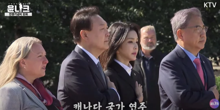  '가슴에 손' 경례 의미?