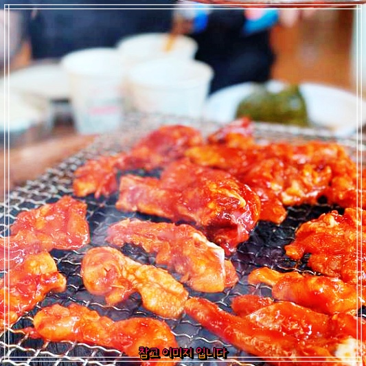  식객 허영만 백반기행 가수 츄 편 토종닭 숯불구이 전문점에서 소개하는 산청 거림계곡 지리산 거림가든의 숯불닭갈비, 도토리묵 닭백숙 맛집