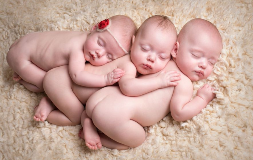 세 아기가 매트 위에서 포개어져서 자고 있다