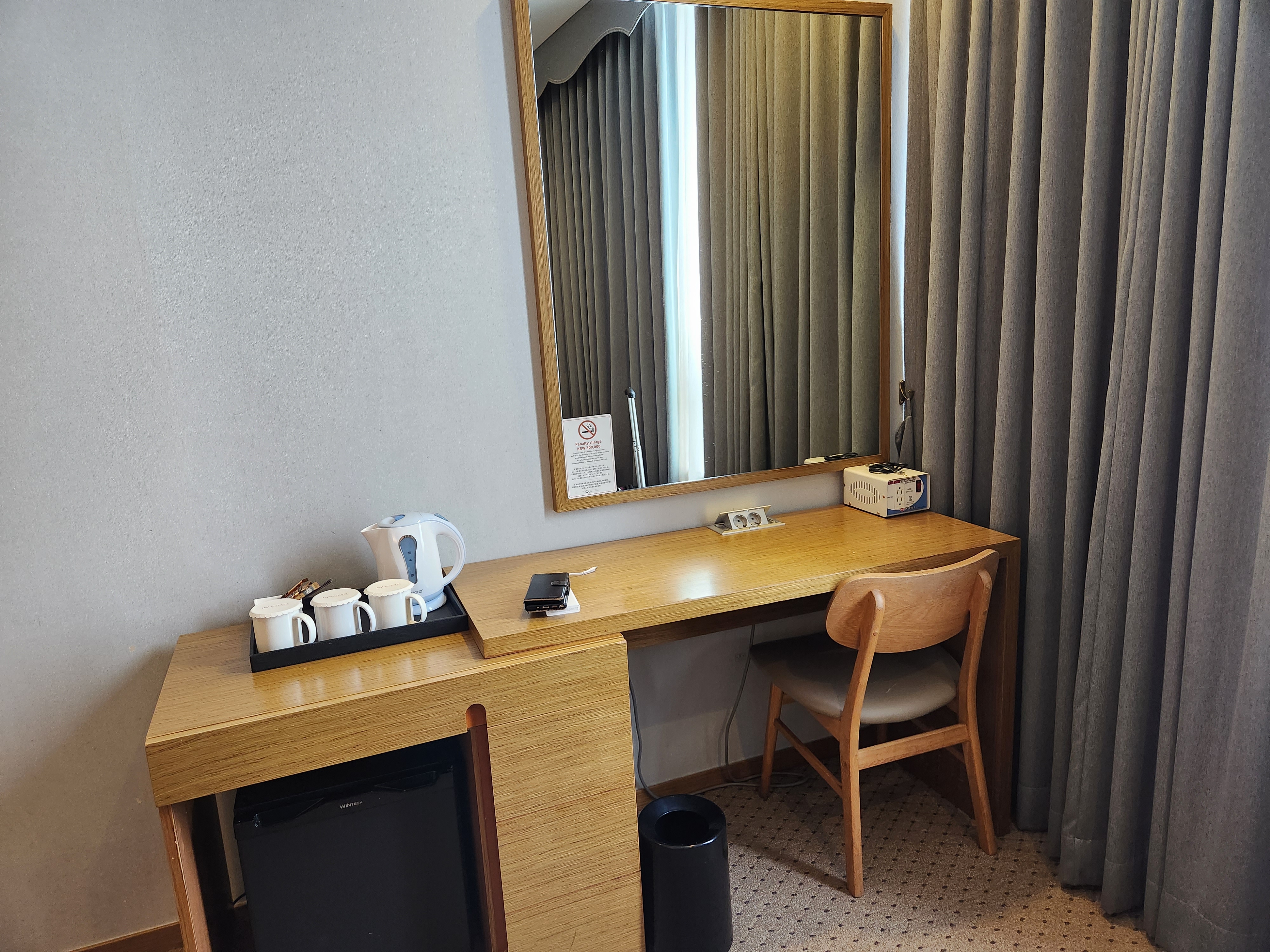 호텔 방에 거울과 테이블&#44; 의자