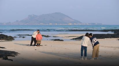 The-main-characters-who-take-pictures-in-front-of-the-sea in-Jeju-Island