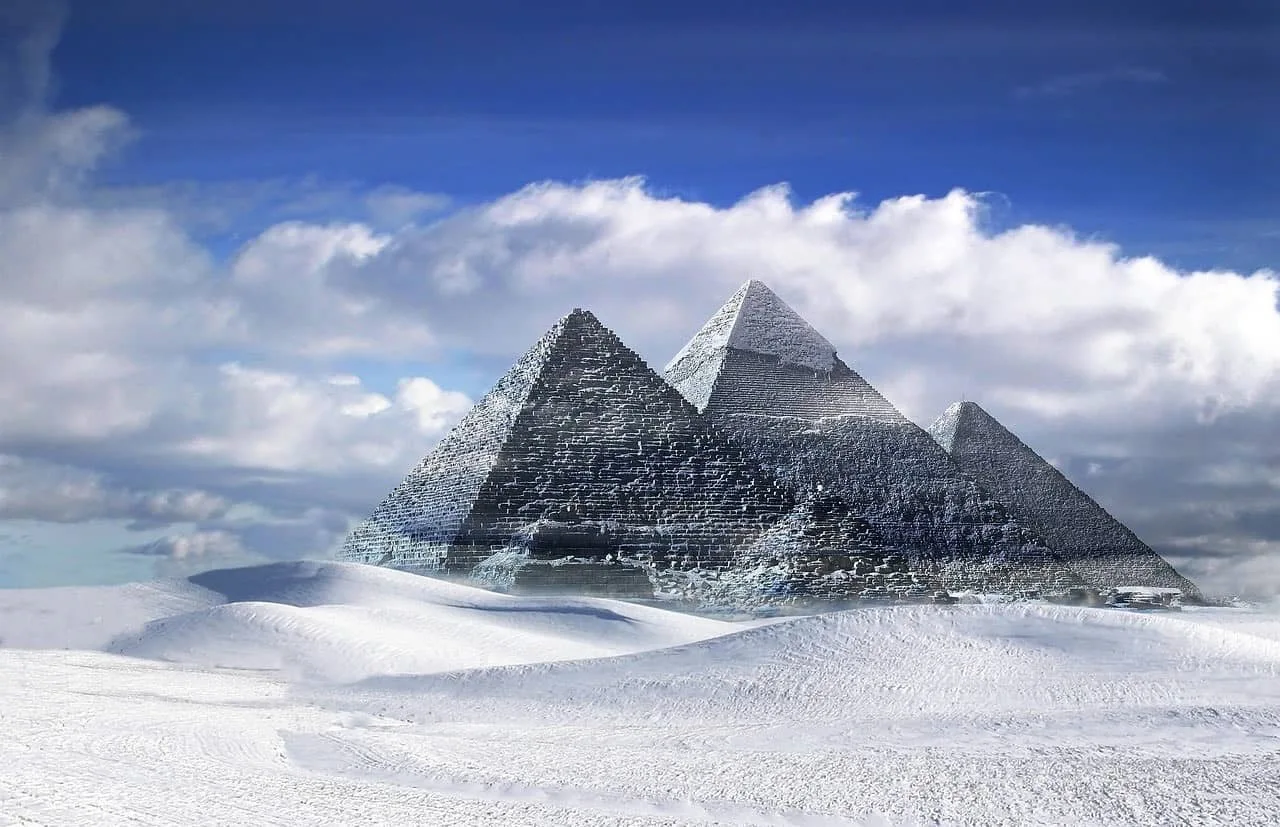 온난화로 인해 피라미드에 눈이 내린 사진