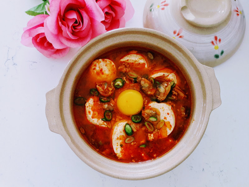 완성된-순두부찌개가-뚝배기에-담긴-사진